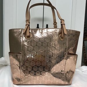 Michael Kors Signature Metallic Shopping Bag in Rose Gold.